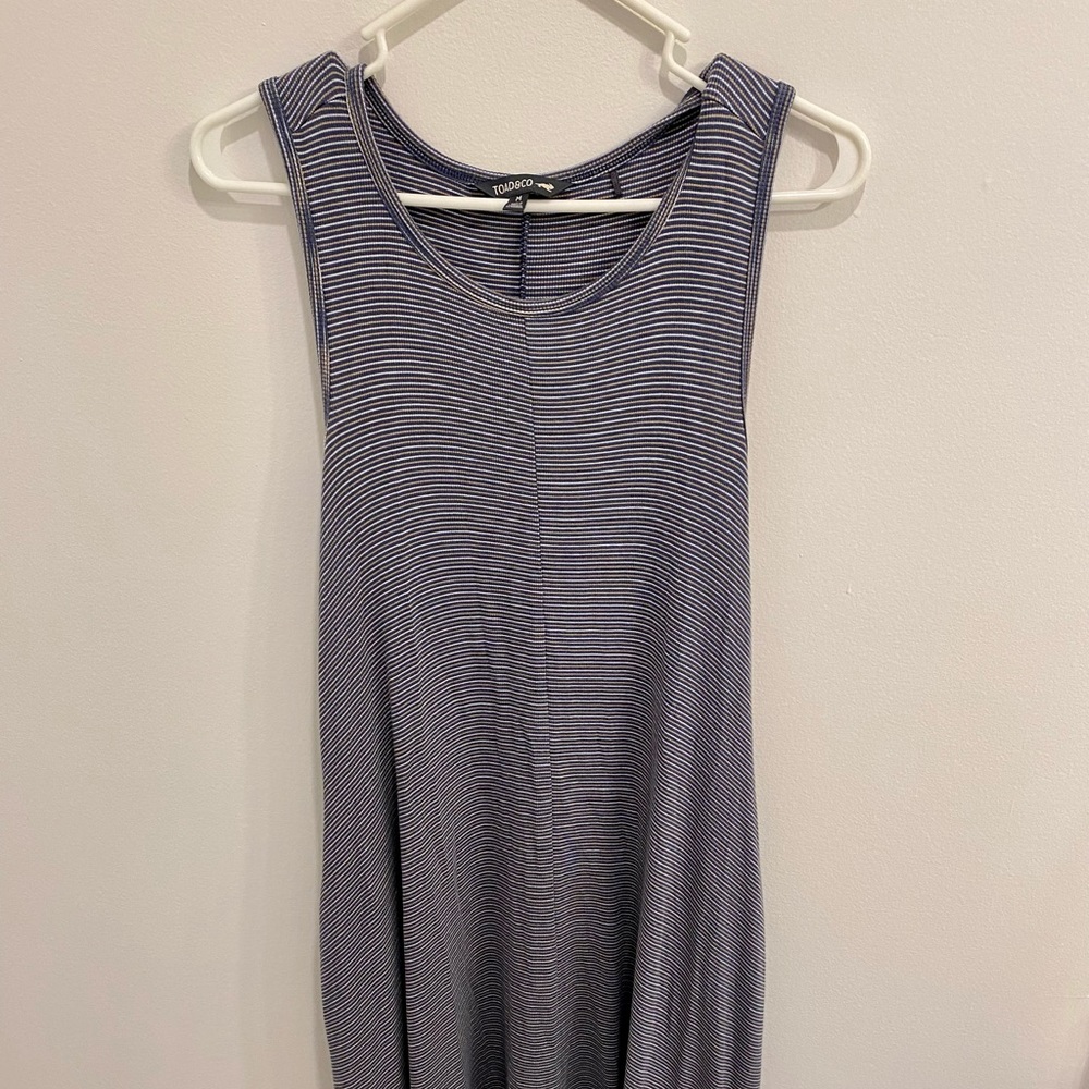 Sleeveless knee-length stripped dress